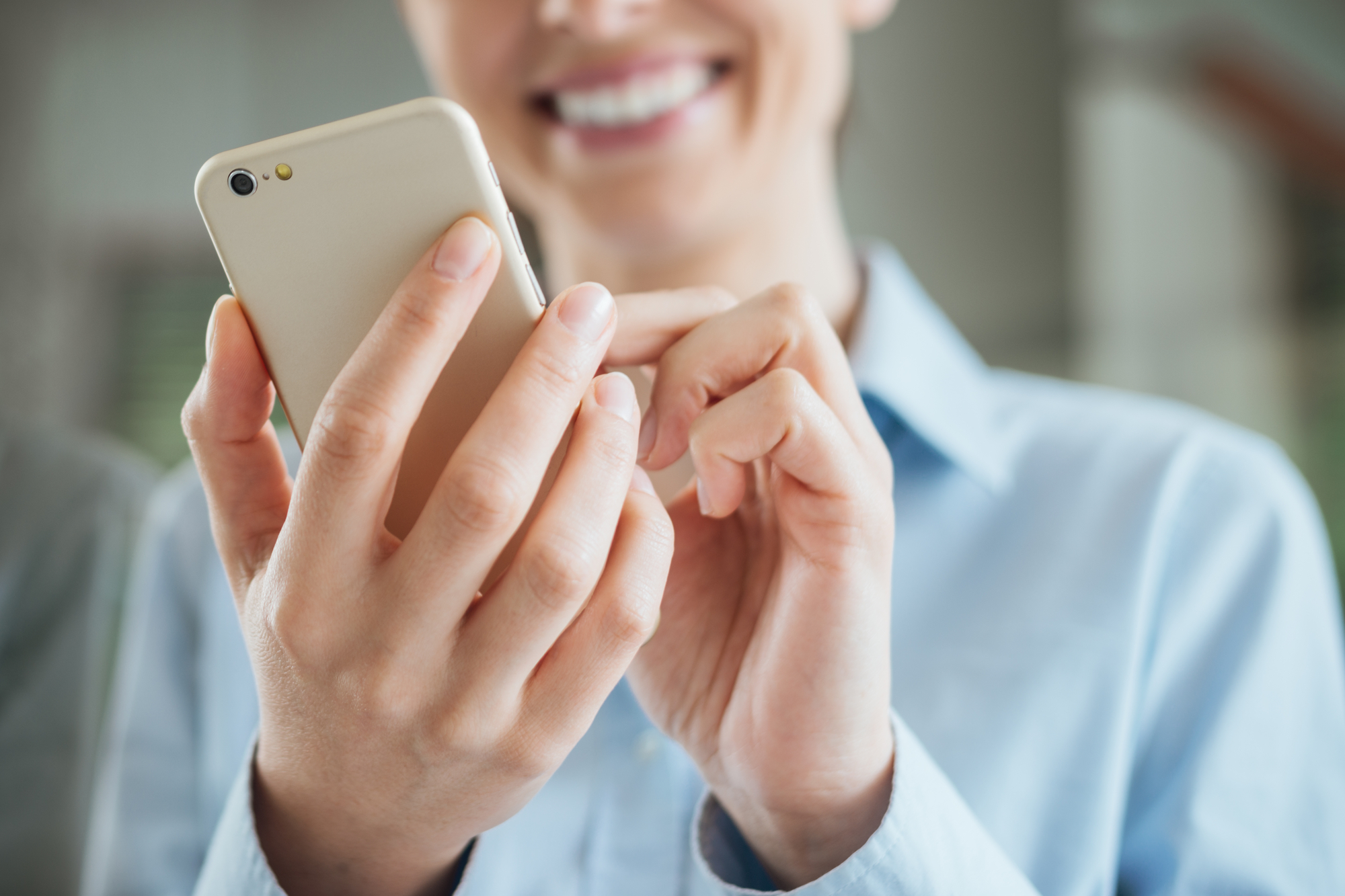 Smilende person som snakker i telefon
